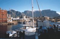 Nur 55 km nach Kapstadt: Blick vom alten Hafen, der Waterfront zum Tafelberg